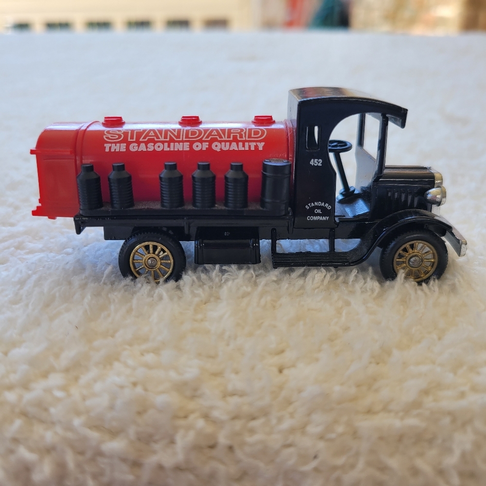 LLedo - 1927 Red Crown Standard Oil Delivery Truck